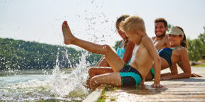 Familie und Kinder plantschen im Wasser